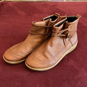 Excellent Used Condition Brown leather ankle booties (size 8)